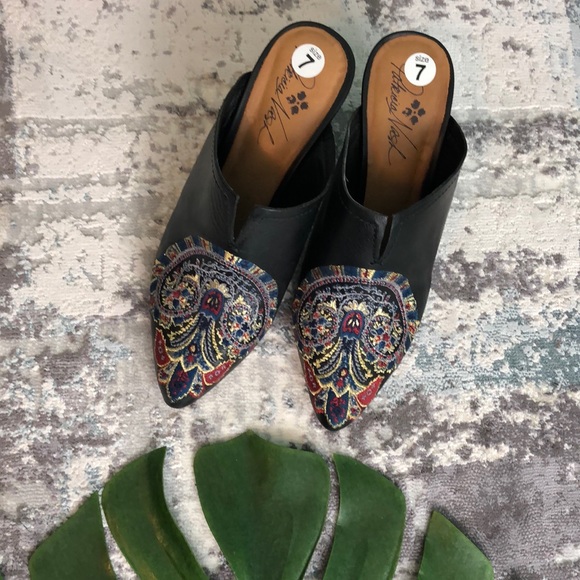 Patricia Nash Shoes - Patricia Nash Black Ruffina Leather Mules 7 A4